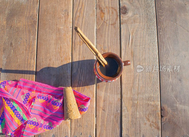 墨西哥咖啡(café de la olla)加肉桂和红糖的墨西哥毛毯